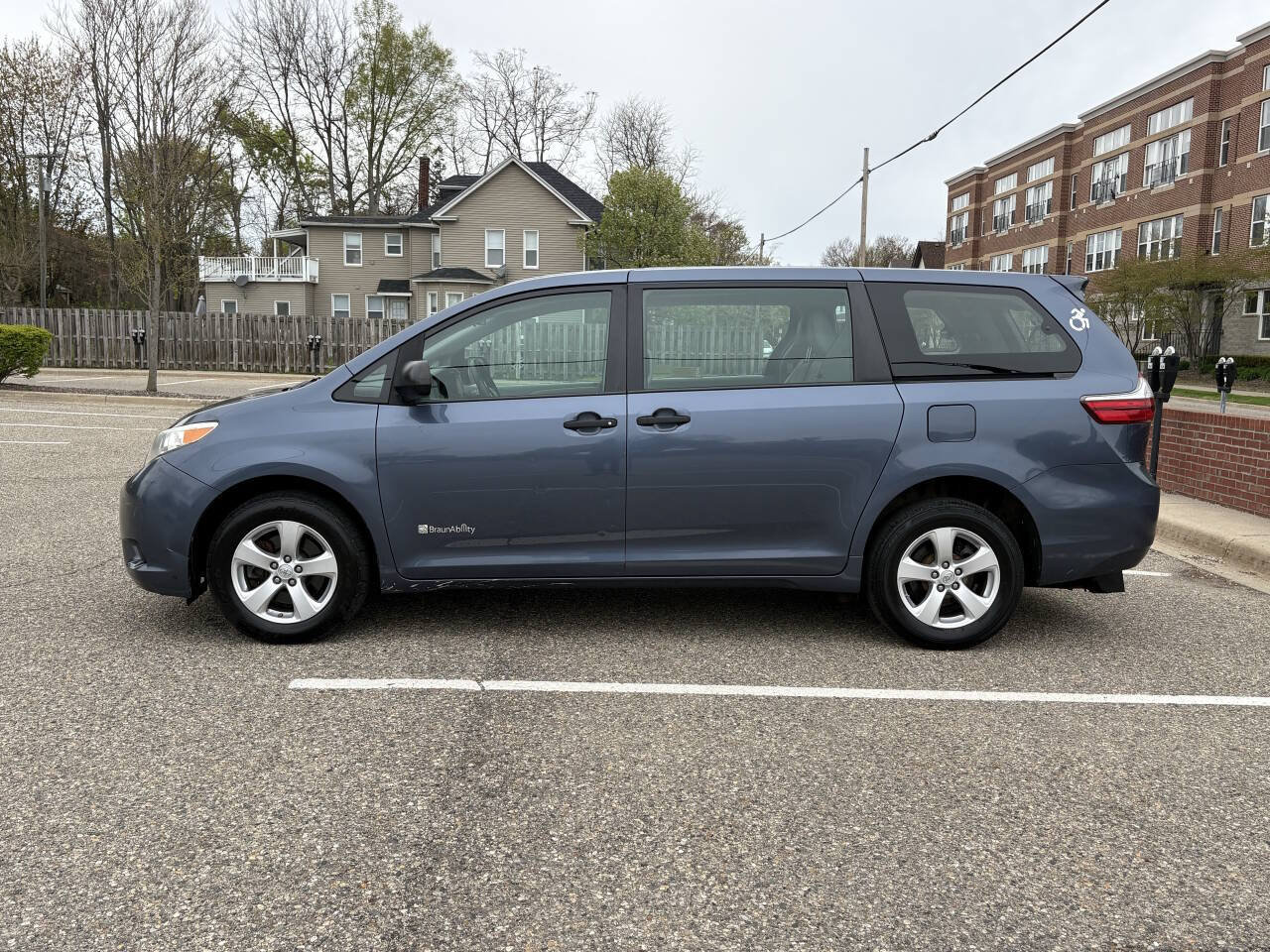 Used 2017 Toyota Sienna L FWD image 16