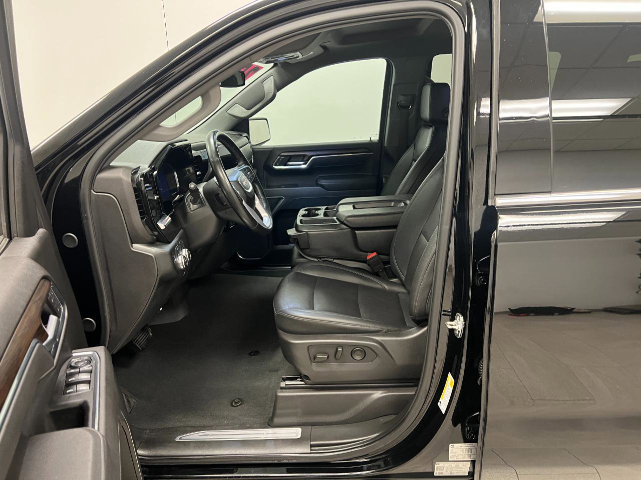 Used 2025 GMC Sierra 1500 SLT AWD/4WD image 25