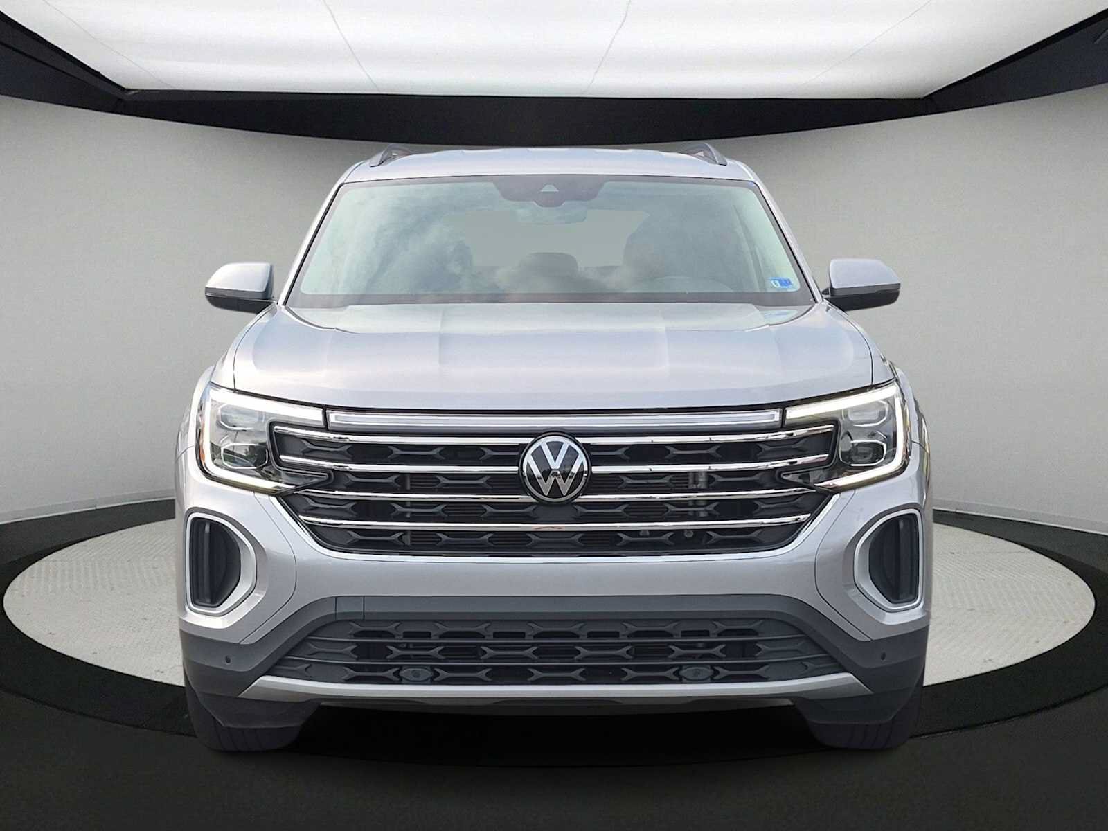 Used 2024 Volkswagen Atlas SE w/ Black Wheel Package AWD/4WD image 3
