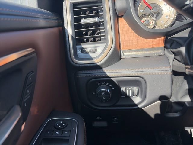 Used 2022 RAM 1500 Limited w/ Body Color Bumper Group AWD/4WD image 17