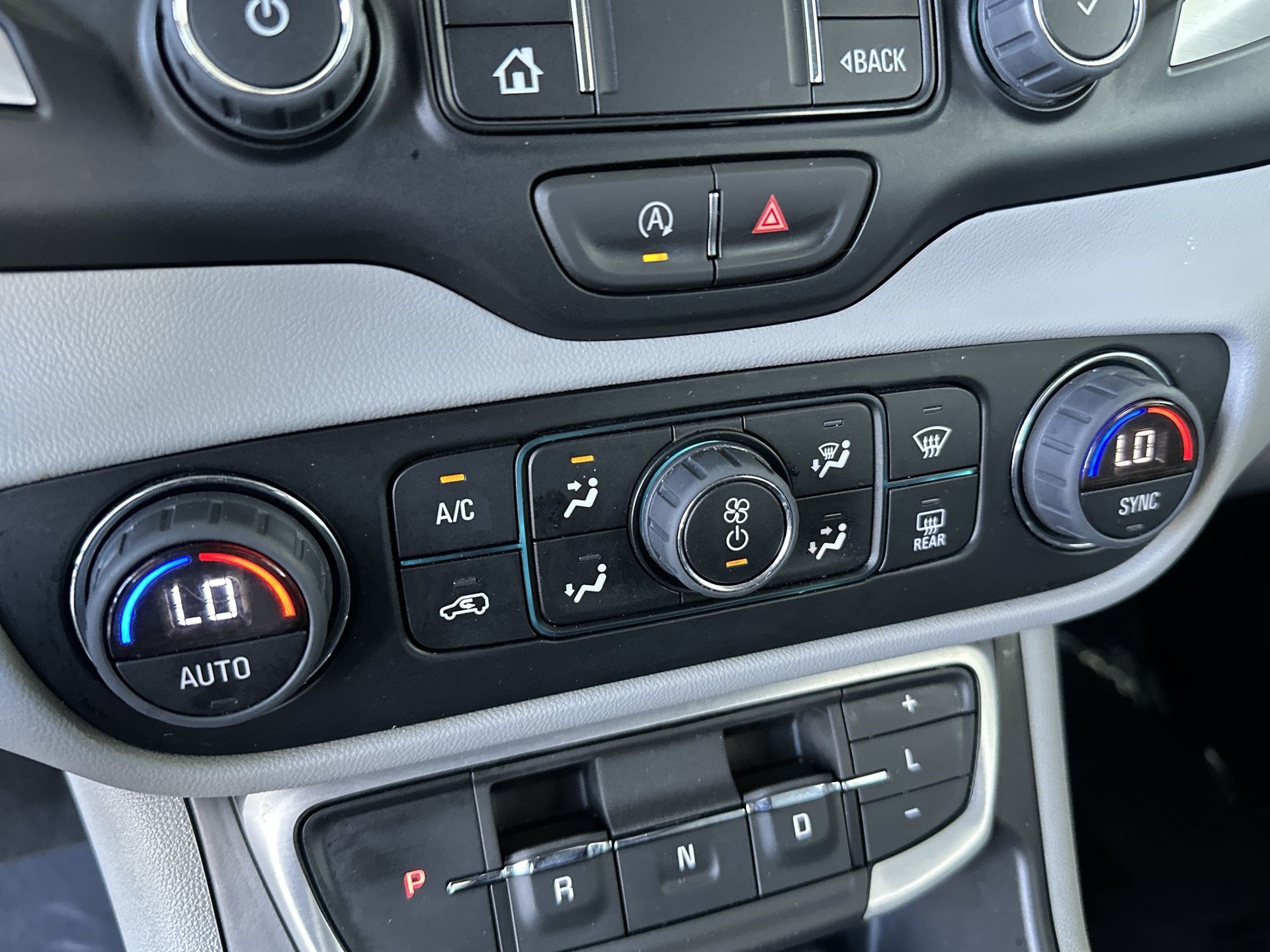 Used 2024 GMC Terrain SLT image 17