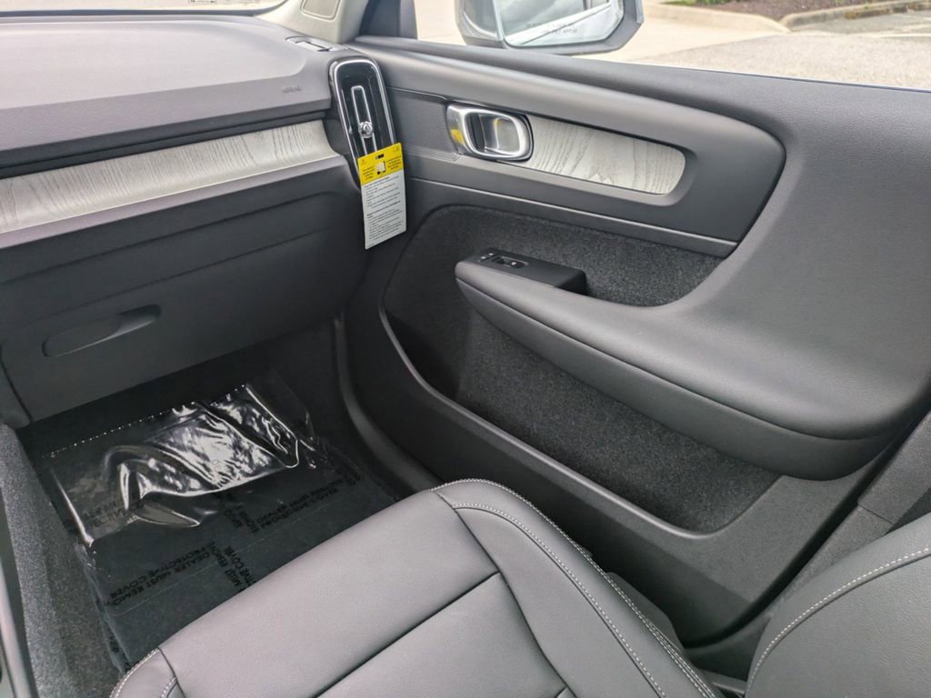 New 2025 Volvo XC40 B5 Core w/ Protection Package Premier image 19