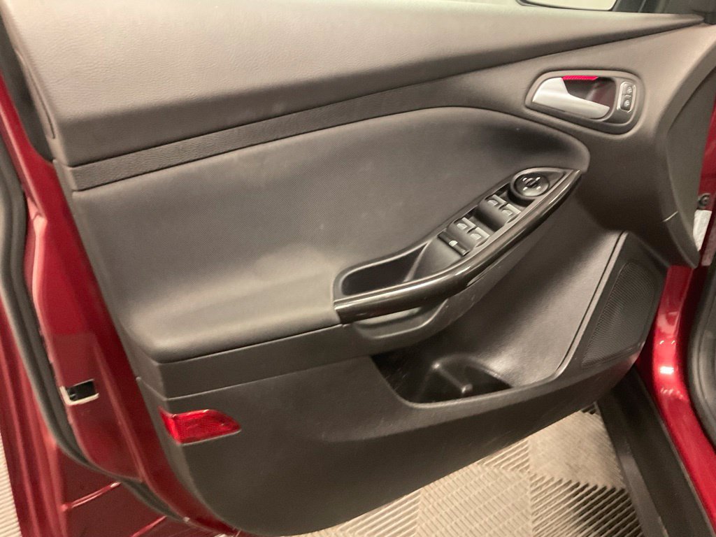 Used 2015 Ford Focus Titanium FWD image 9