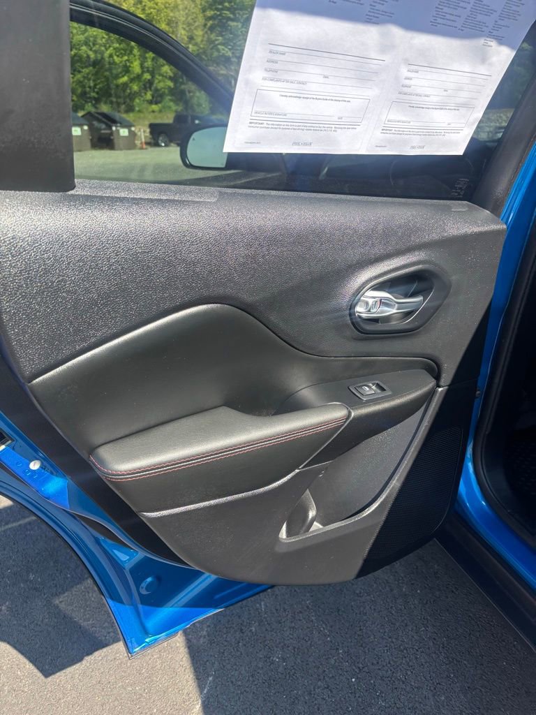 Used 2022 Jeep Cherokee Trailhawk image 12