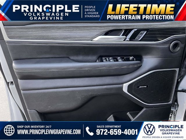 Used 2024 Jeep Wagoneer L Series II w/ Flexible Seating Group AWD/4WD image 10