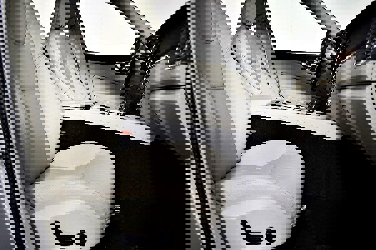 Used 2022 Volvo XC60 B5 Momentum image 41