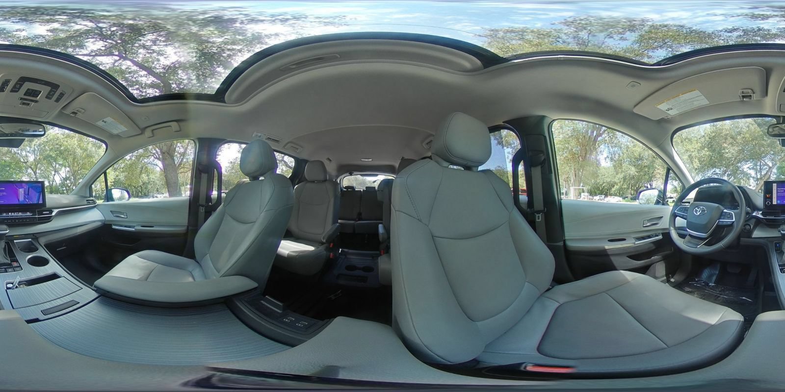 Used 2025 Toyota Sienna XLE FWD image 45