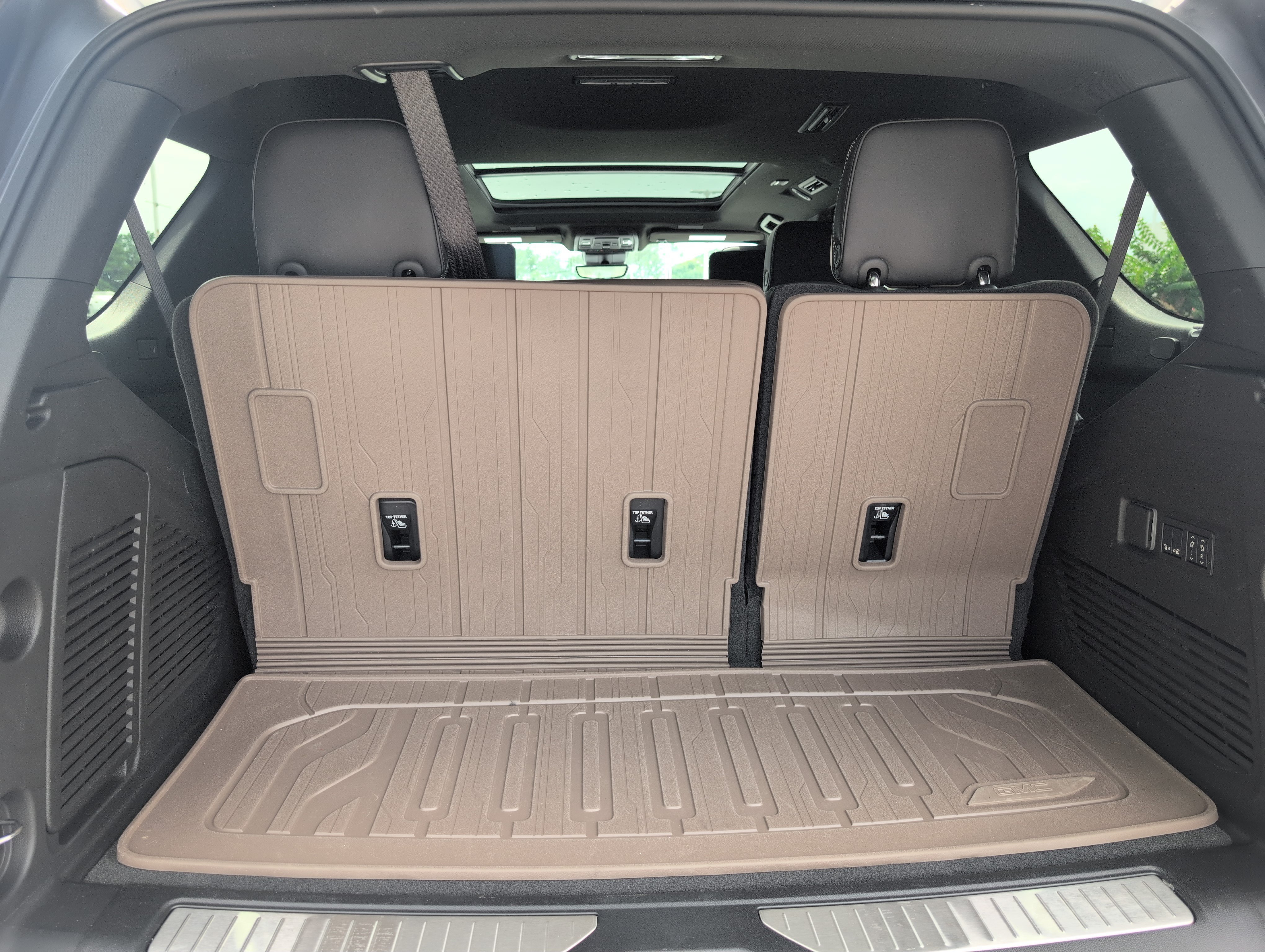 Used 2025 GMC Yukon Denali Ultimate w/ LPO, Floor Liner Package AWD/4WD image 5