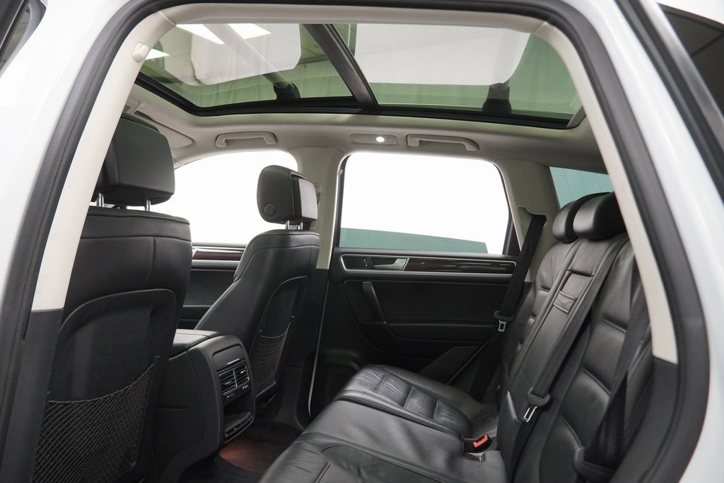 Used 2016 Volkswagen Touareg VR6 image 21