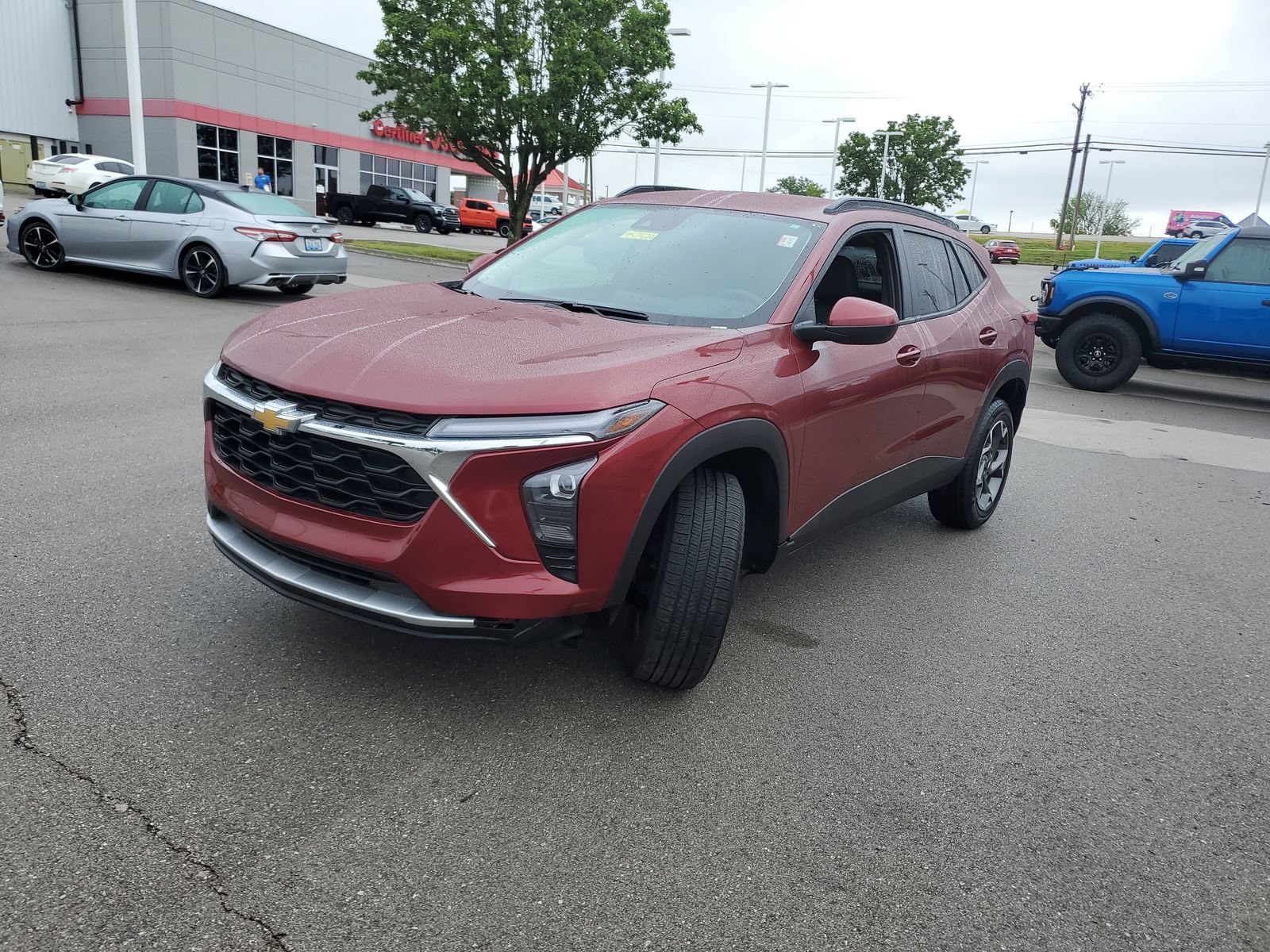 Used 2024 Chevrolet Trax LT FWD image 2