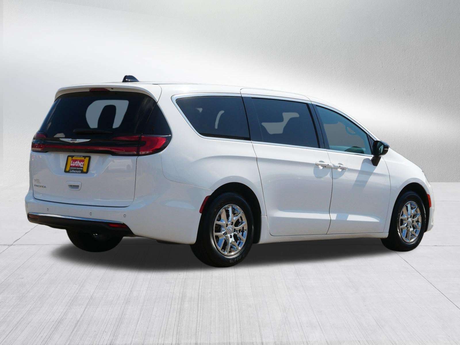 Used 2025 Chrysler Pacifica Select FWD image 7