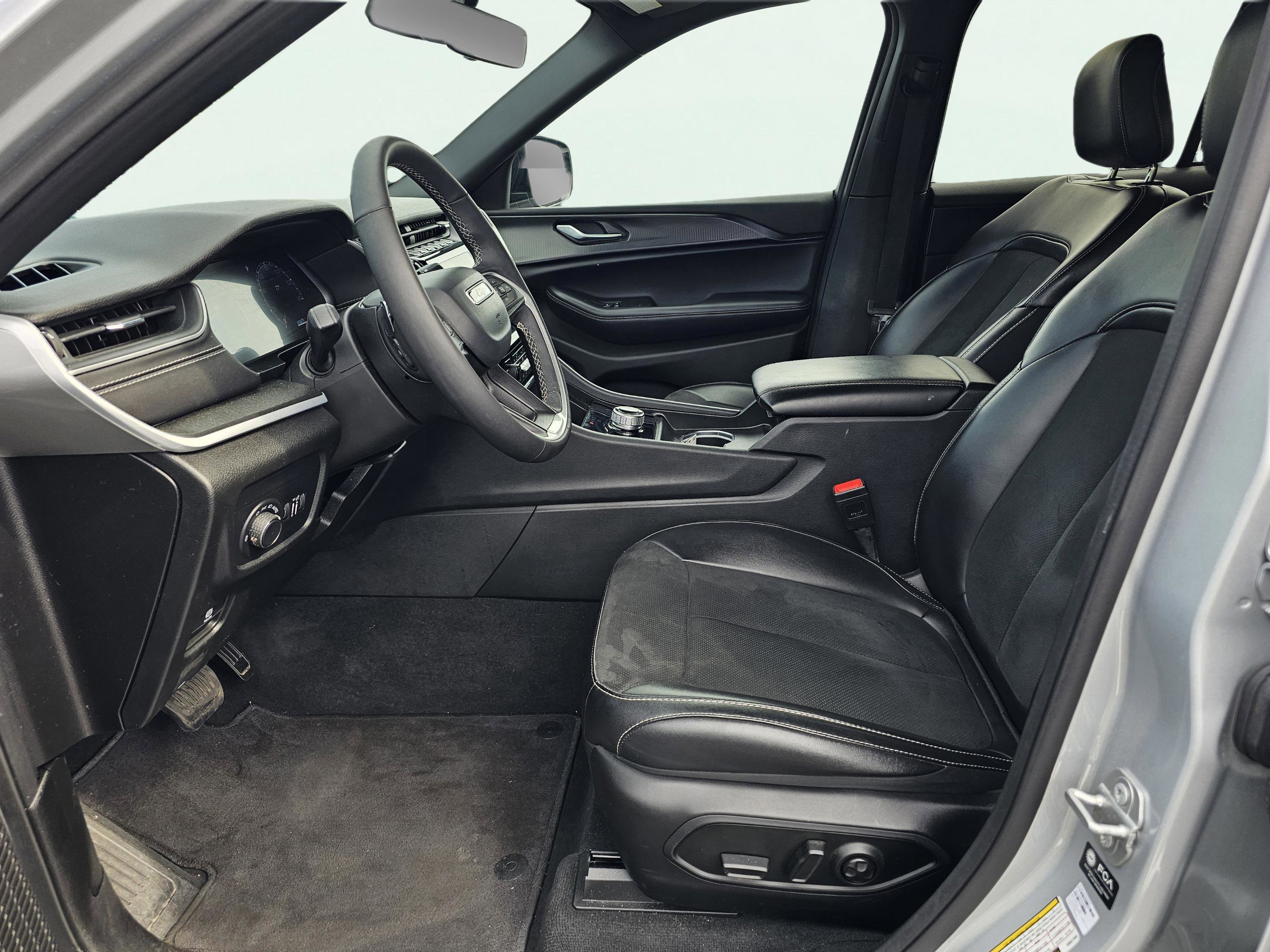 Used 2025 Jeep Grand Cherokee Altitude AWD/4WD image 16