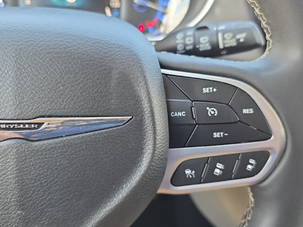 Used 2023 Chrysler Pacifica Touring-L FWD image 17