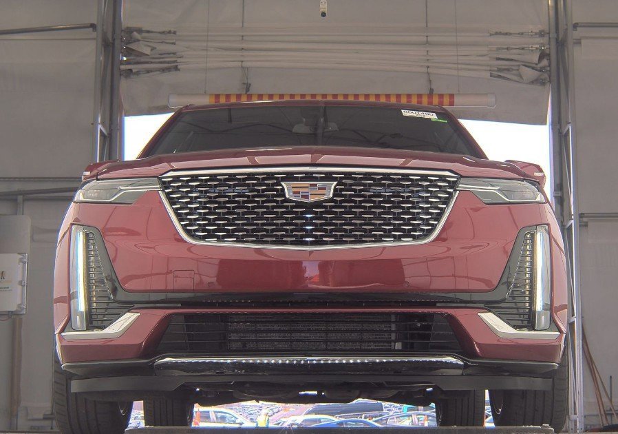 Used 2023 Cadillac XT6 Premium Luxury image 3