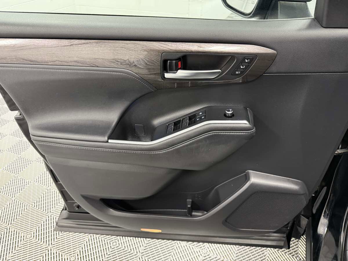 Used 2021 Toyota Highlander Limited image 10