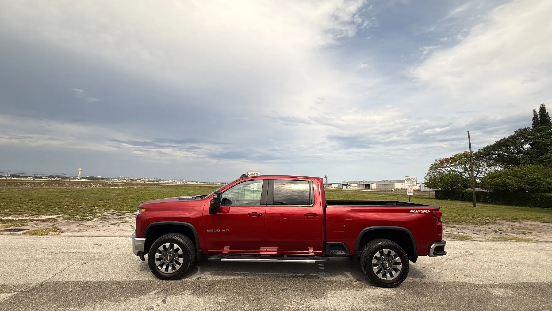 Used 2022 Chevrolet Silverado 2500 LT w/ Convenience Package AWD/4WD image 2