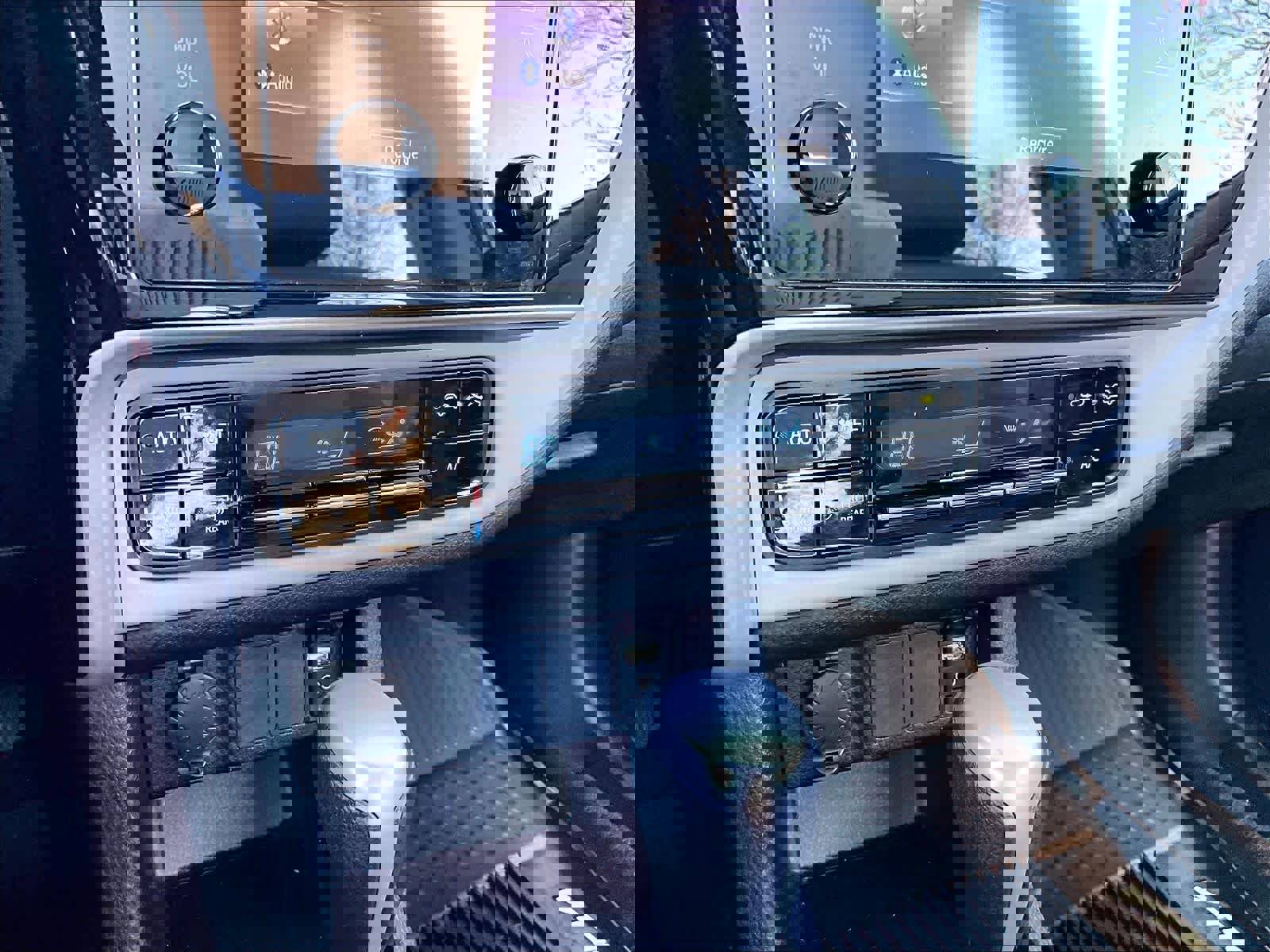 Used 2018 Toyota Corolla LE image 26