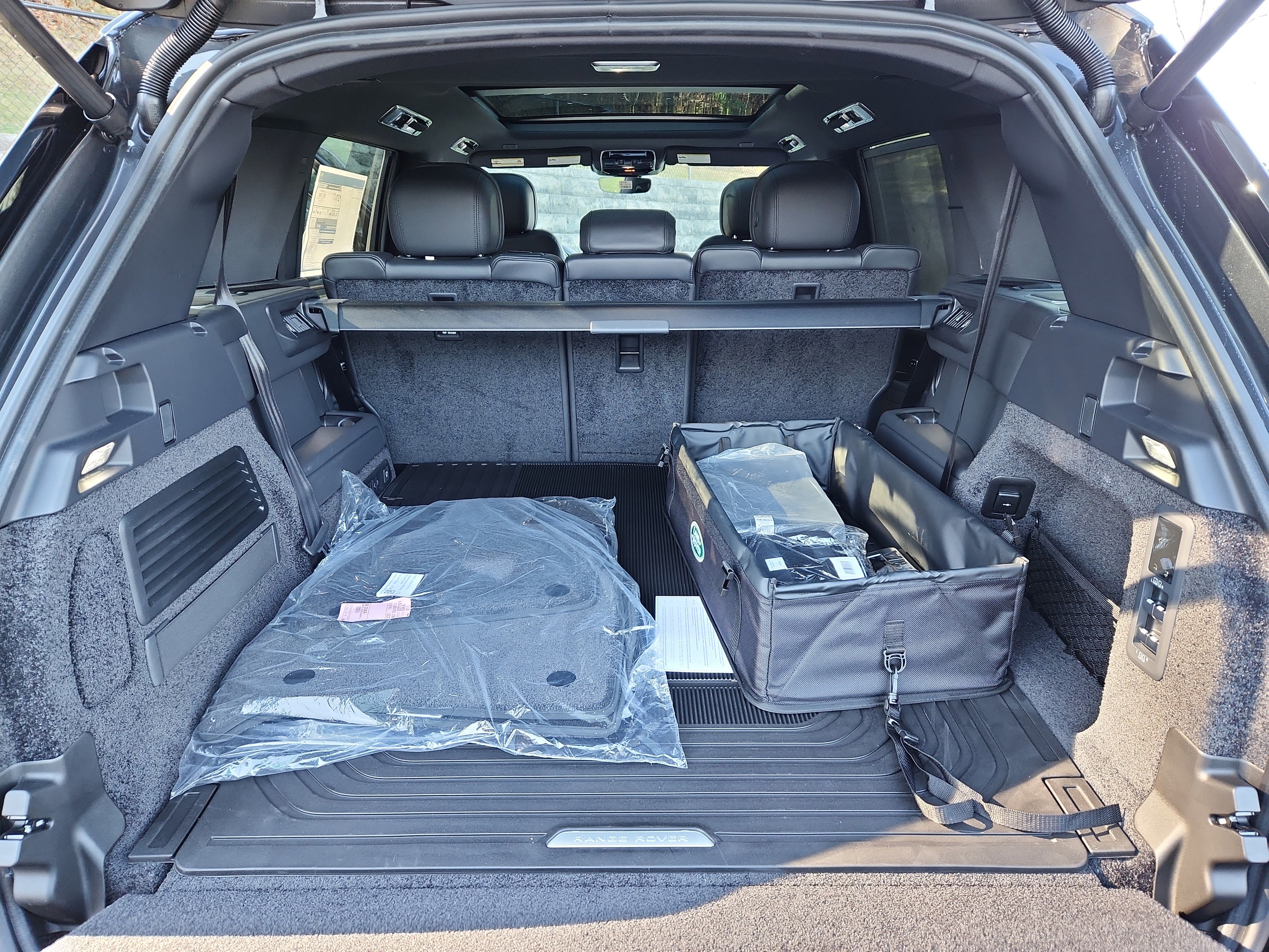 New 2025 Land Rover Range Rover Long Wheelbase SE image 13