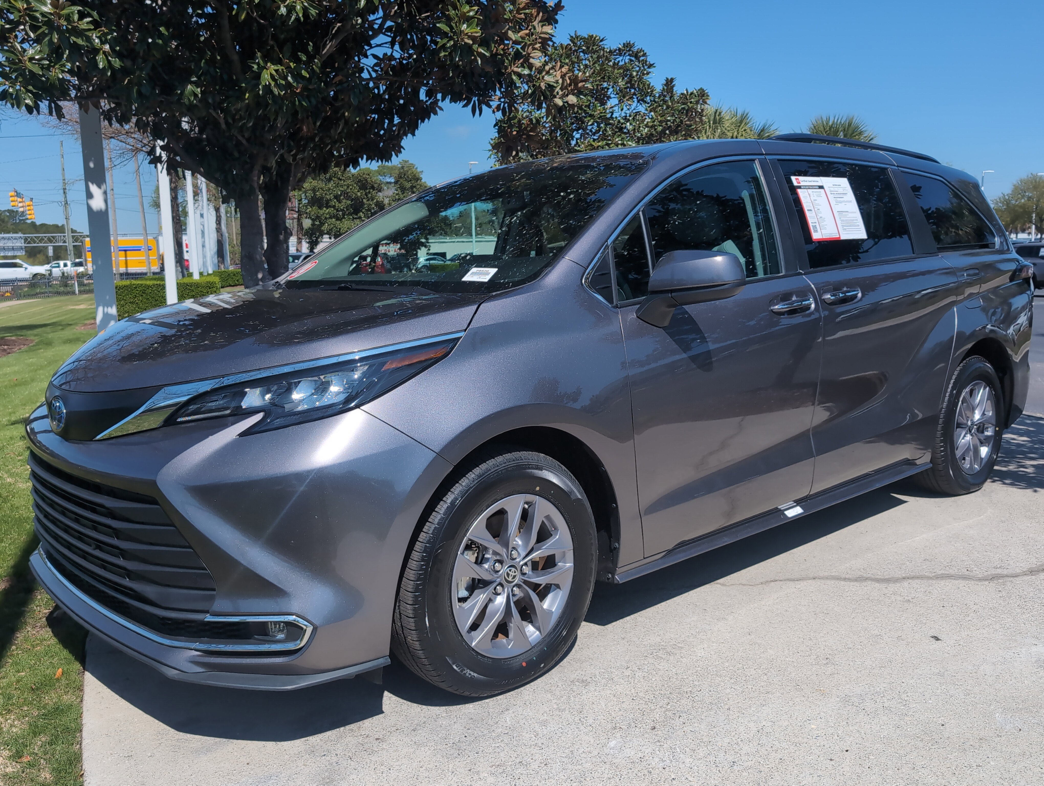 Certified 2024 Toyota Sienna XLE FWD image 5
