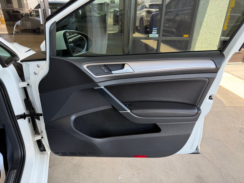 Used 2016 Volkswagen e-Golf SEL Premium w/ Driver Assistance Package FWD image 31