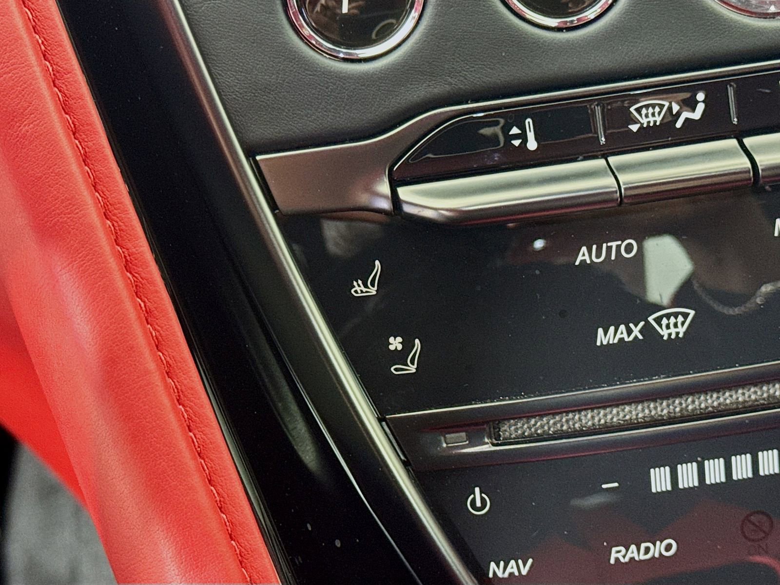 Used 2023 Aston Martin DBS Coupe RWD image 18