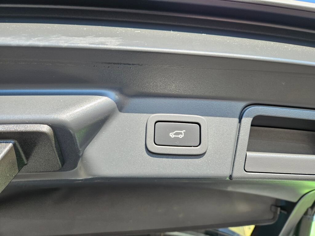 Used 2020 Land Rover Range Rover Velar S image 11