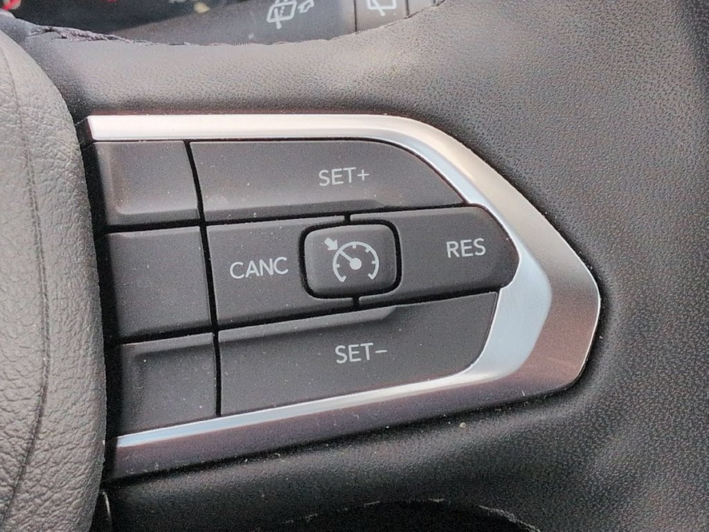 Used 2025 Jeep Compass Latitude w/ Sun & Sound Group AWD/4WD image 21