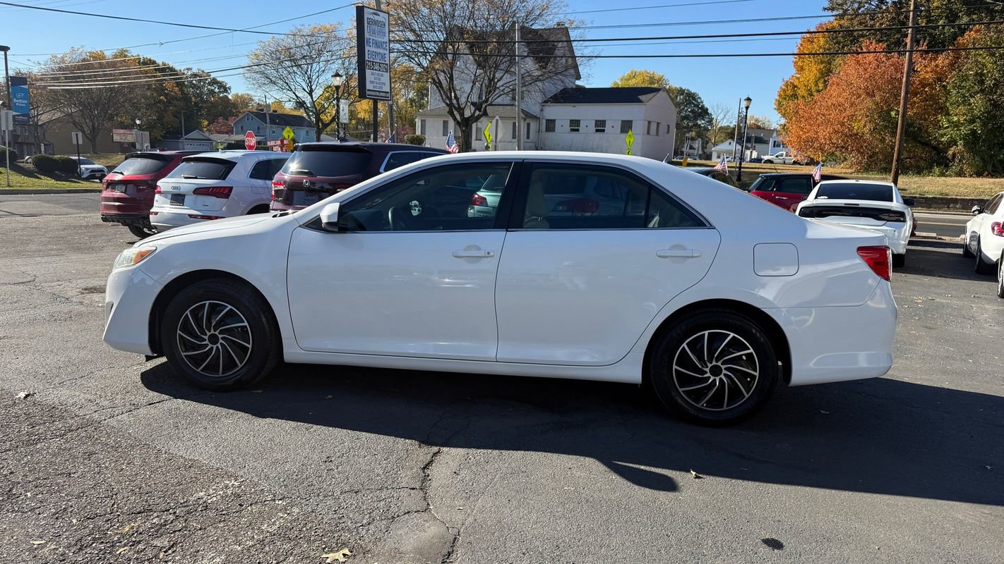 Used 2014 Toyota Camry L image 2