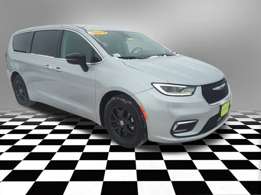 Used 2024 Chrysler Pacifica Touring-L image 5