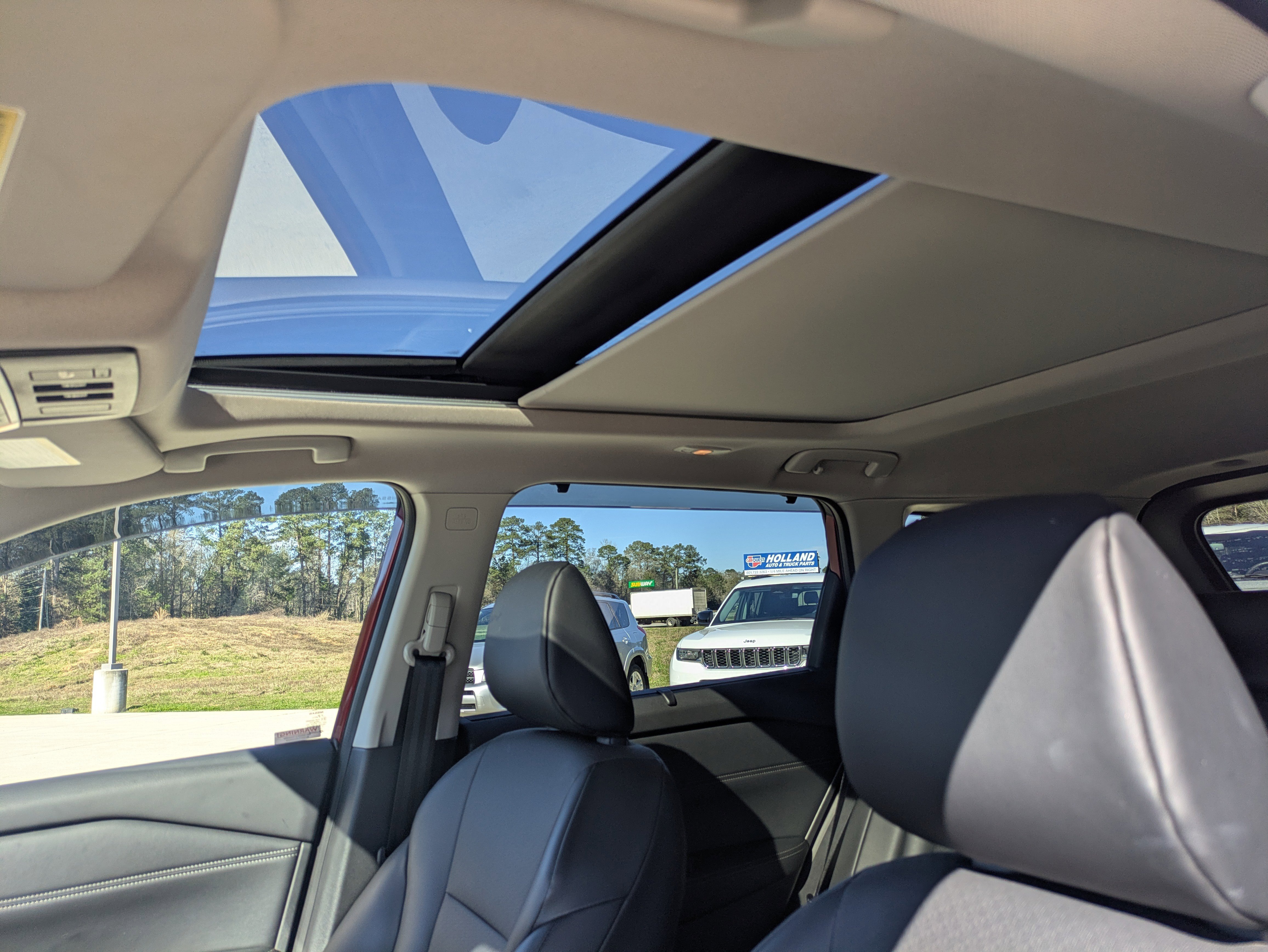 Used 2024 Nissan Rogue SV w/ SV Premium Package image 9