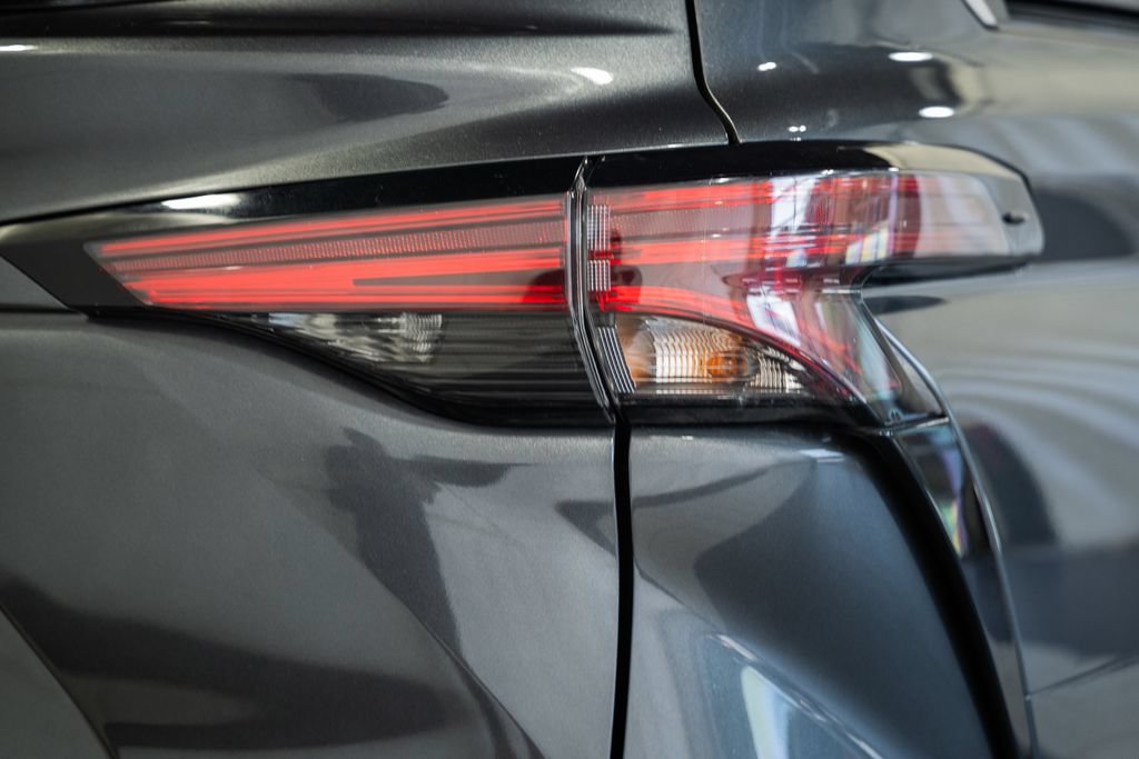 Used 2025 Toyota Sienna LE FWD image 6