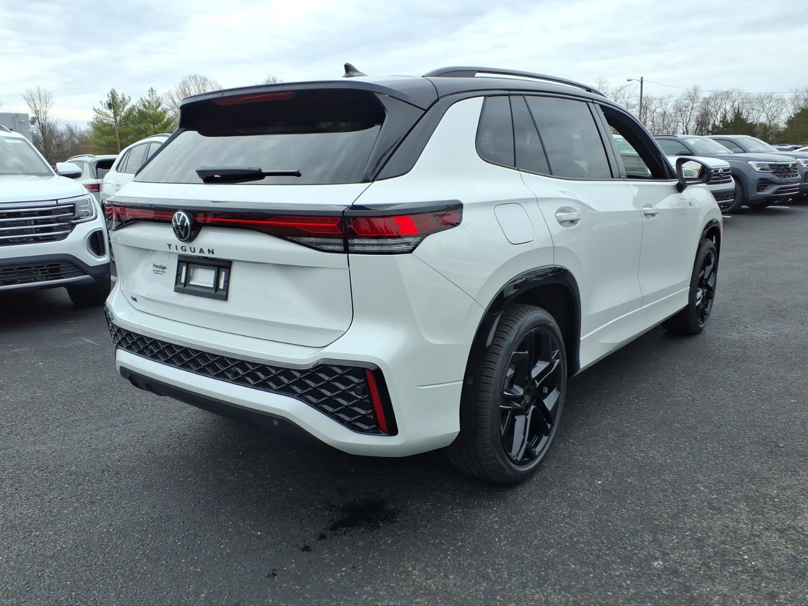 New 2026 Volkswagen Tiguan SE R-Line image 2