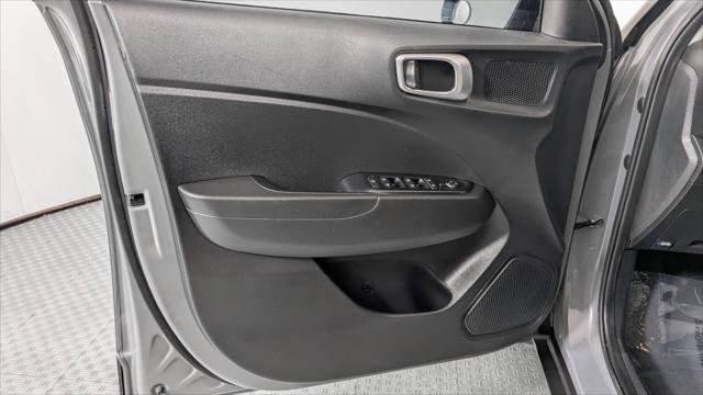 Used 2021 Hyundai Venue SE image 13