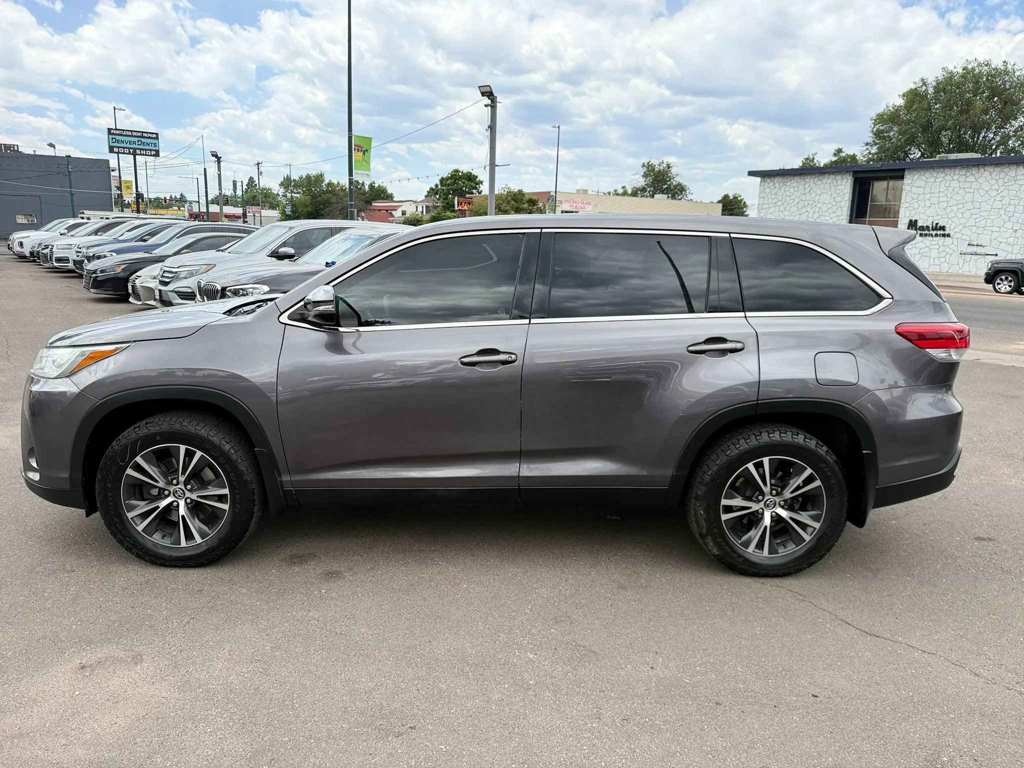 Used 2019 Toyota Highlander LE AWD/4WD image 6