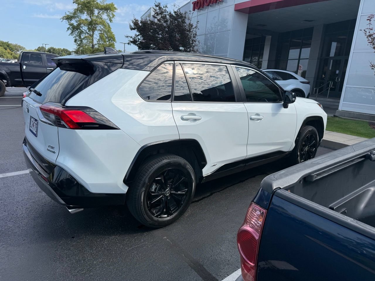 Used 2023 Toyota RAV4 XSE AWD/4WD image 7