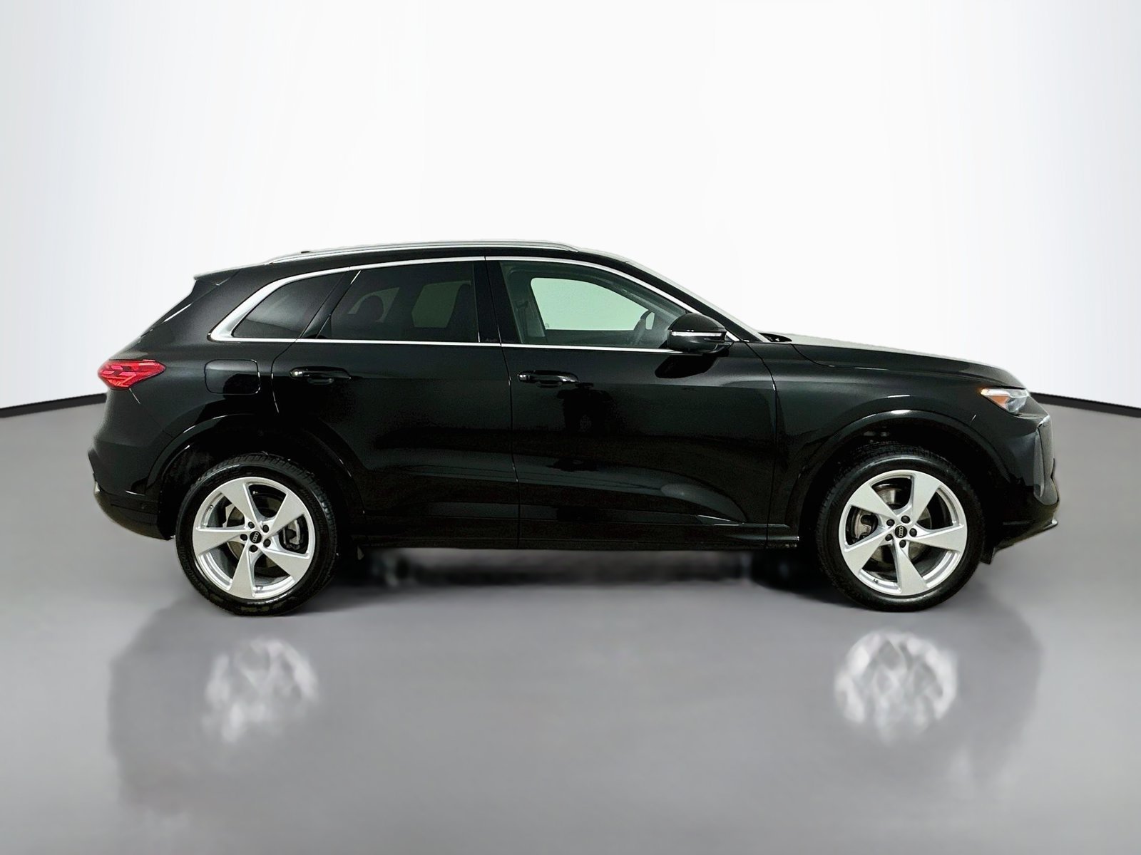 Certified 2025 Audi Q5 Premium AWD/4WD image 4