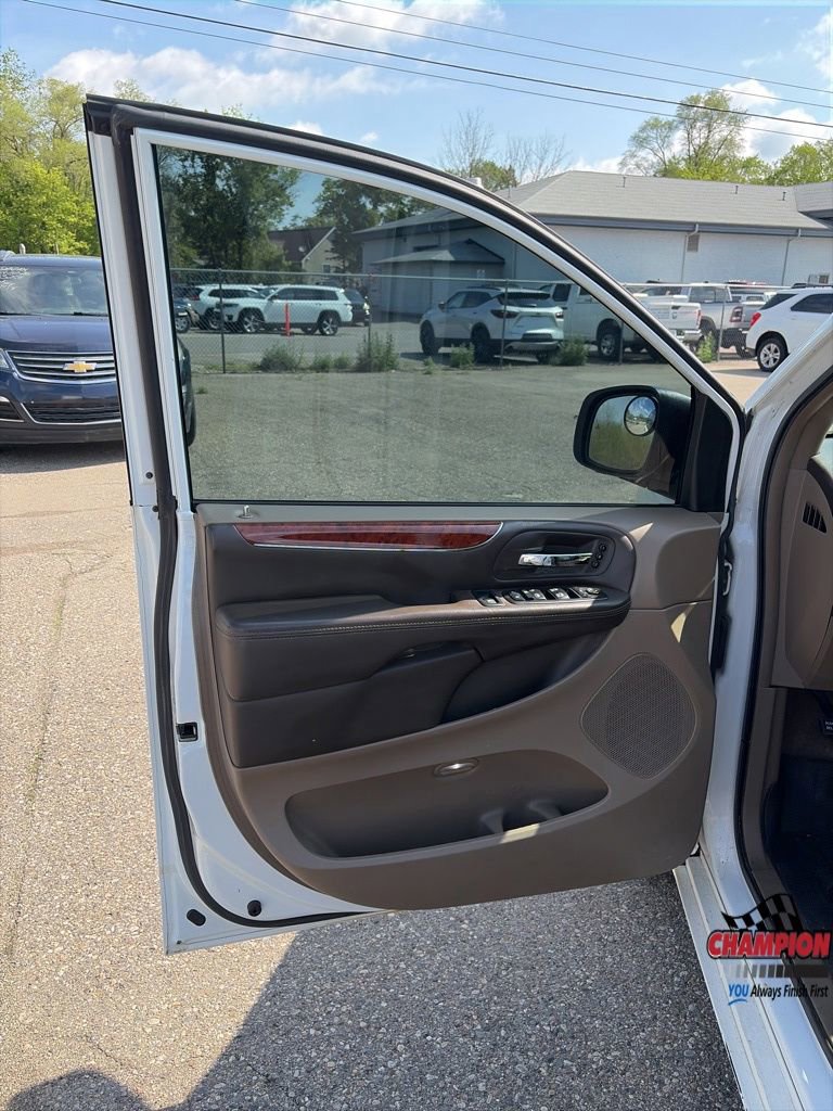 Used 2014 Chrysler Town & Country Limited w/ Luxury Group FWD image 13