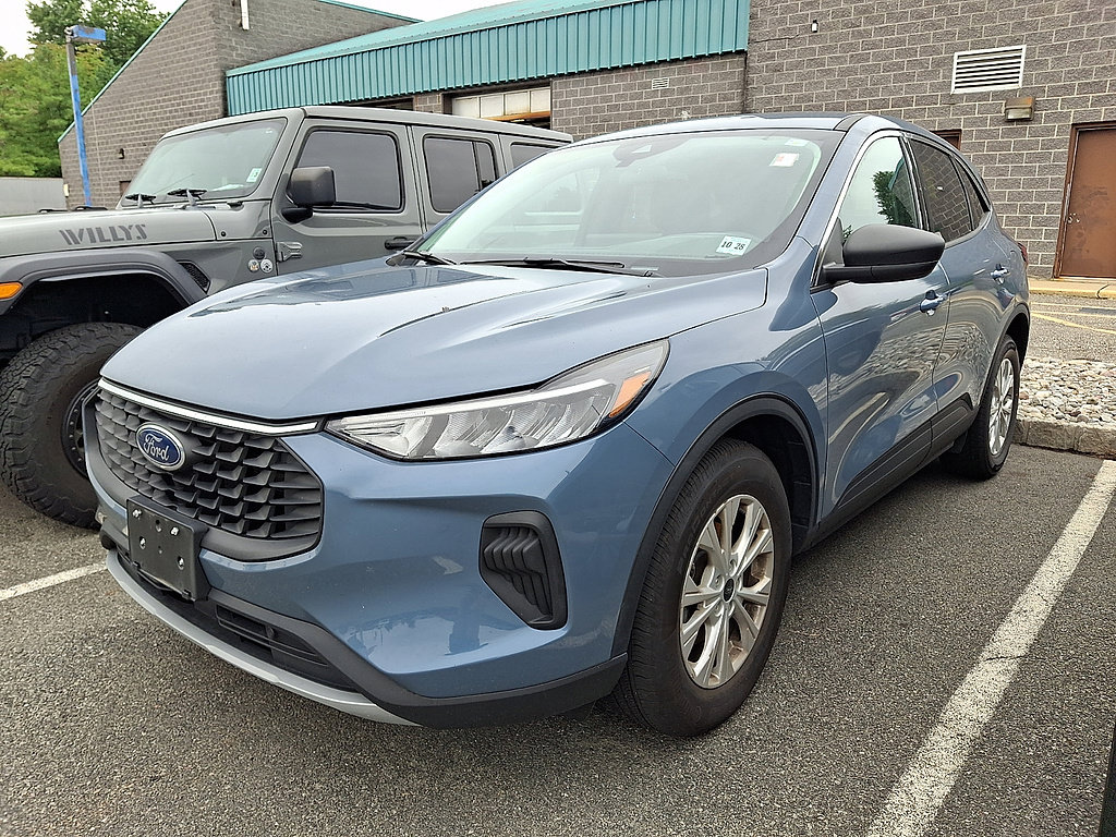 Used 2023 Ford Escape Active w/ Tech Pack #1 AWD/4WD image 2