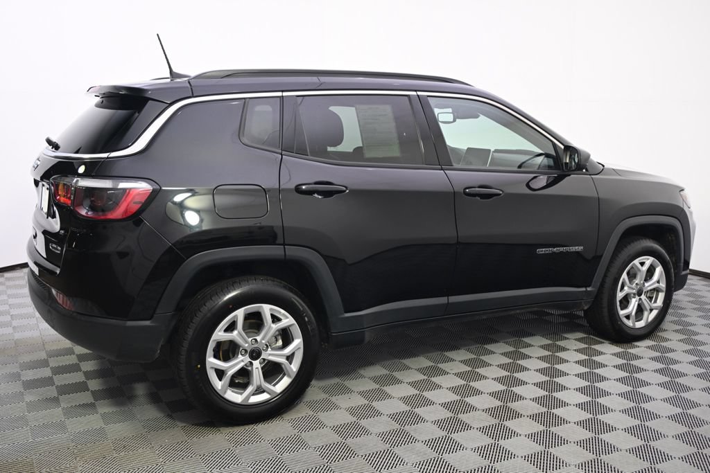Used 2025 Jeep Compass Latitude w/ Sun & Sound Group AWD/4WD image 5
