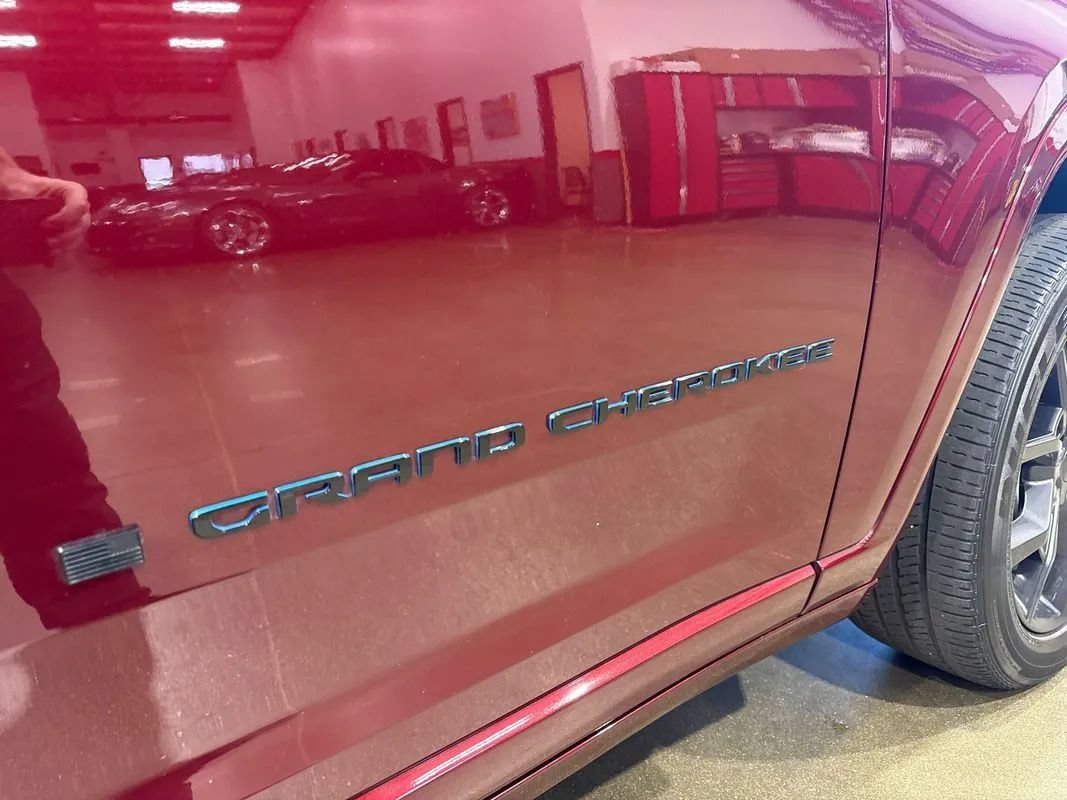 Used 2023 Jeep Grand Cherokee 30th Anniversary AWD/4WD image 91