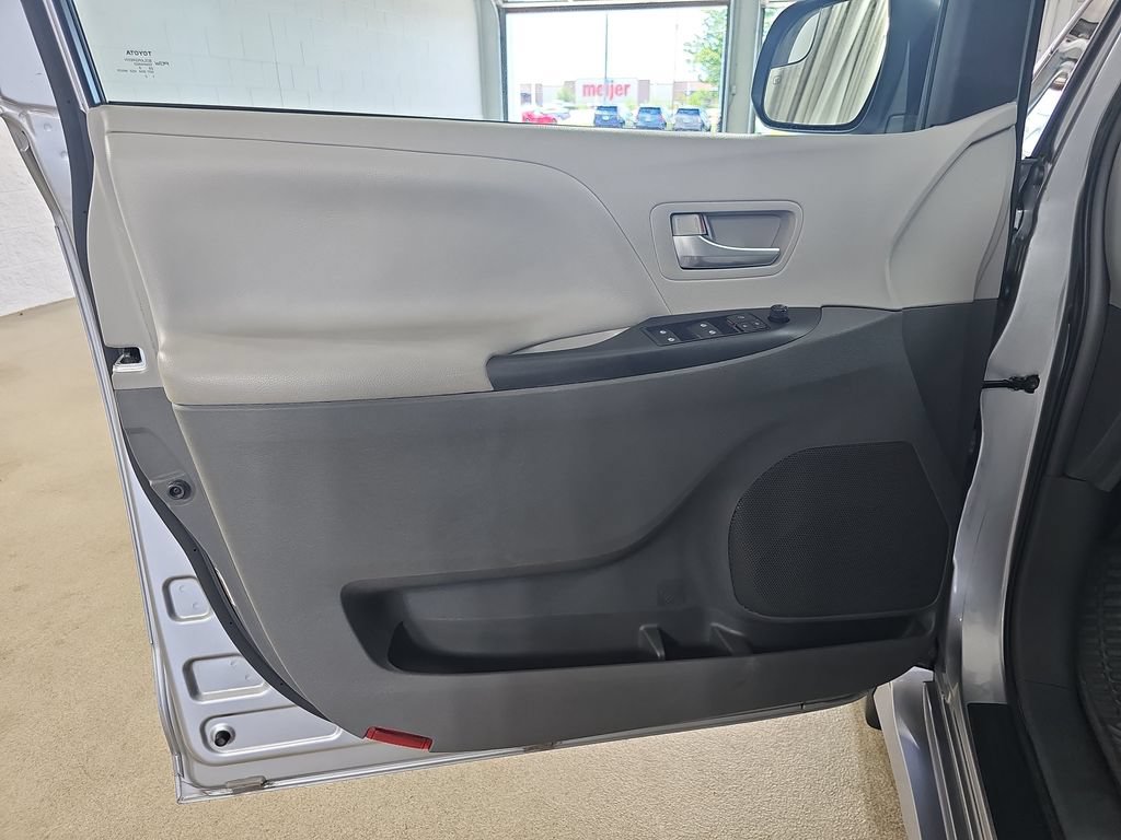 Used 2018 Toyota Sienna LE w/ Carpet Mat Package FWD image 32