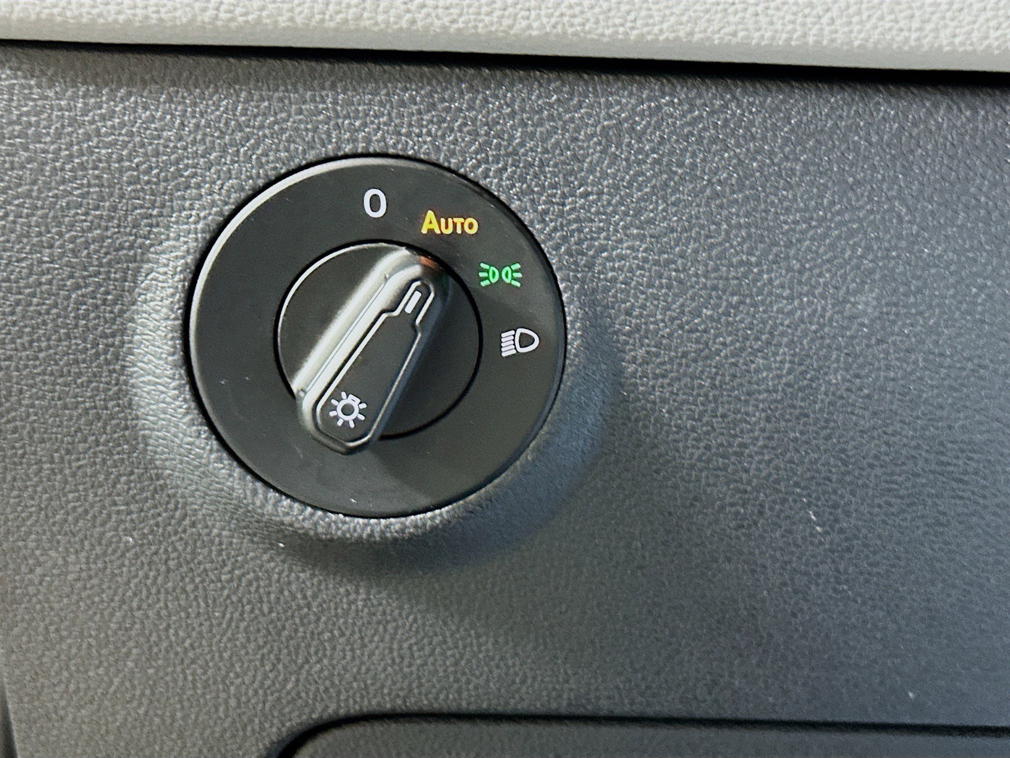 Used 2024 Volkswagen Taos SE image 17