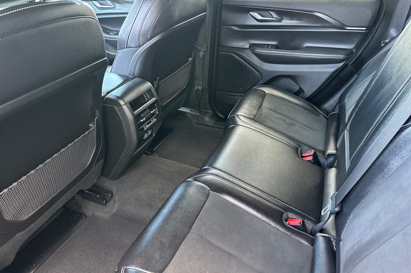 Used 2025 Jeep Grand Cherokee Altitude AWD/4WD image 25