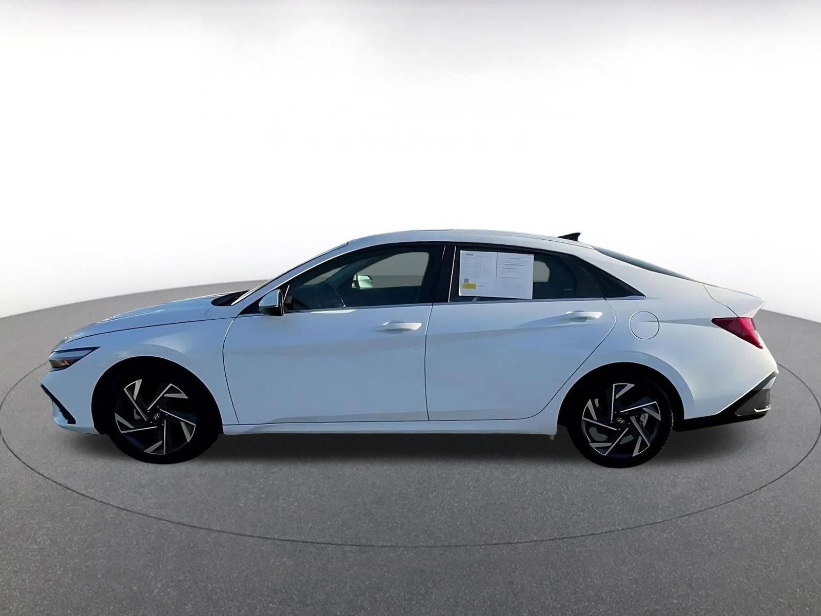 Used 2025 Hyundai Elantra Limited image 9