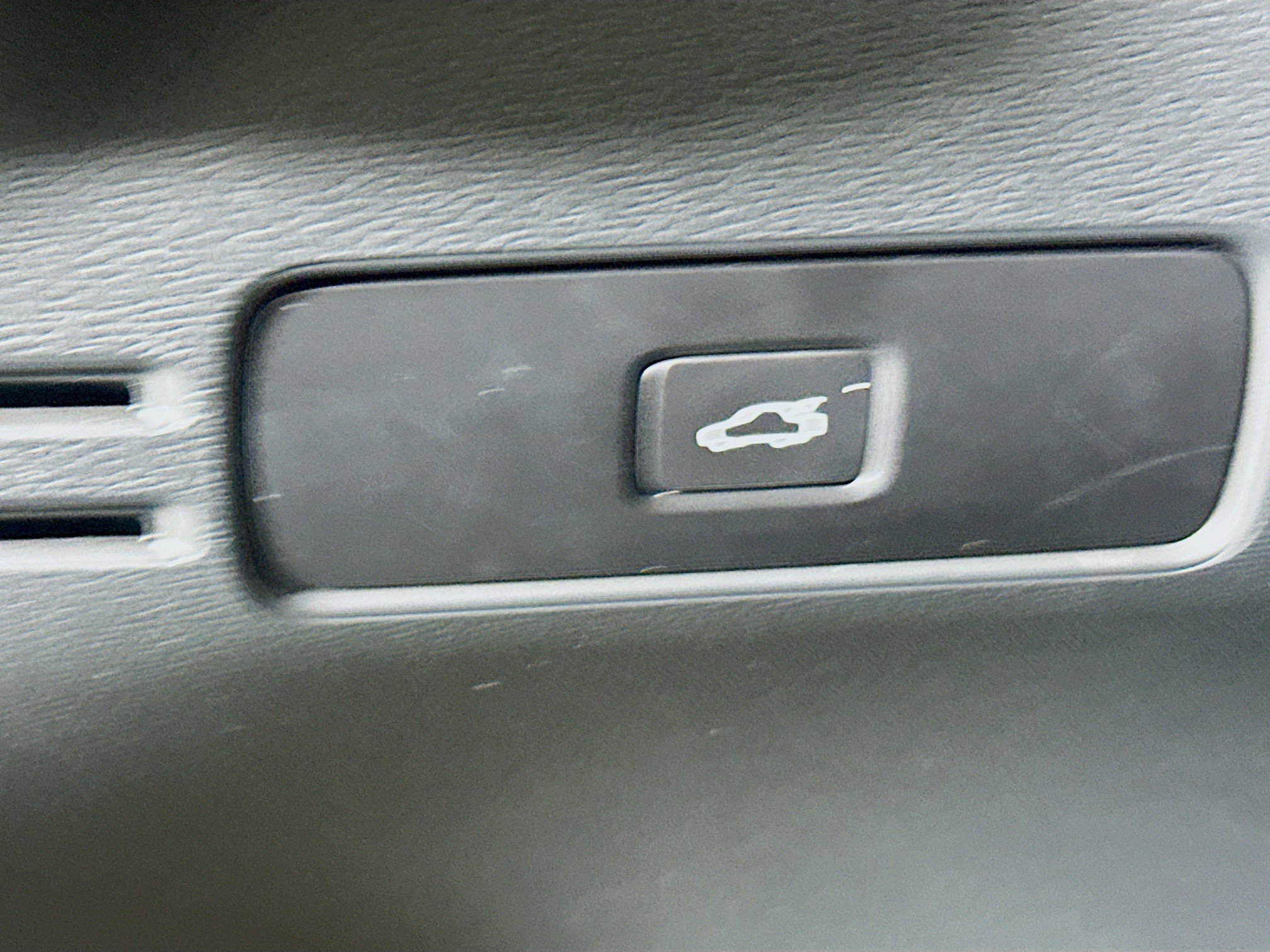 Used 2024 Volvo XC40 B5 Plus w/ Climate Package image 16