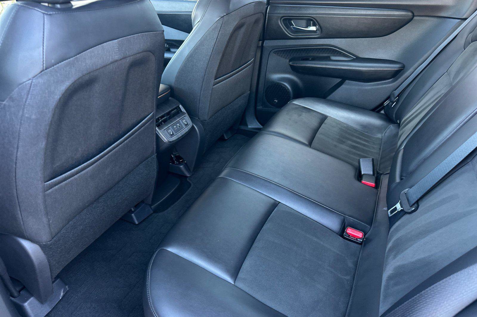 Used 2023 Nissan Ariya AWD image 12