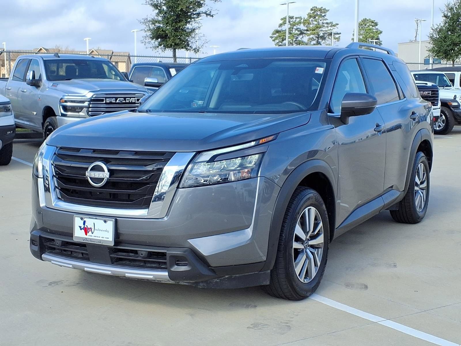 Used 2025 Nissan Pathfinder SL FWD image 3
