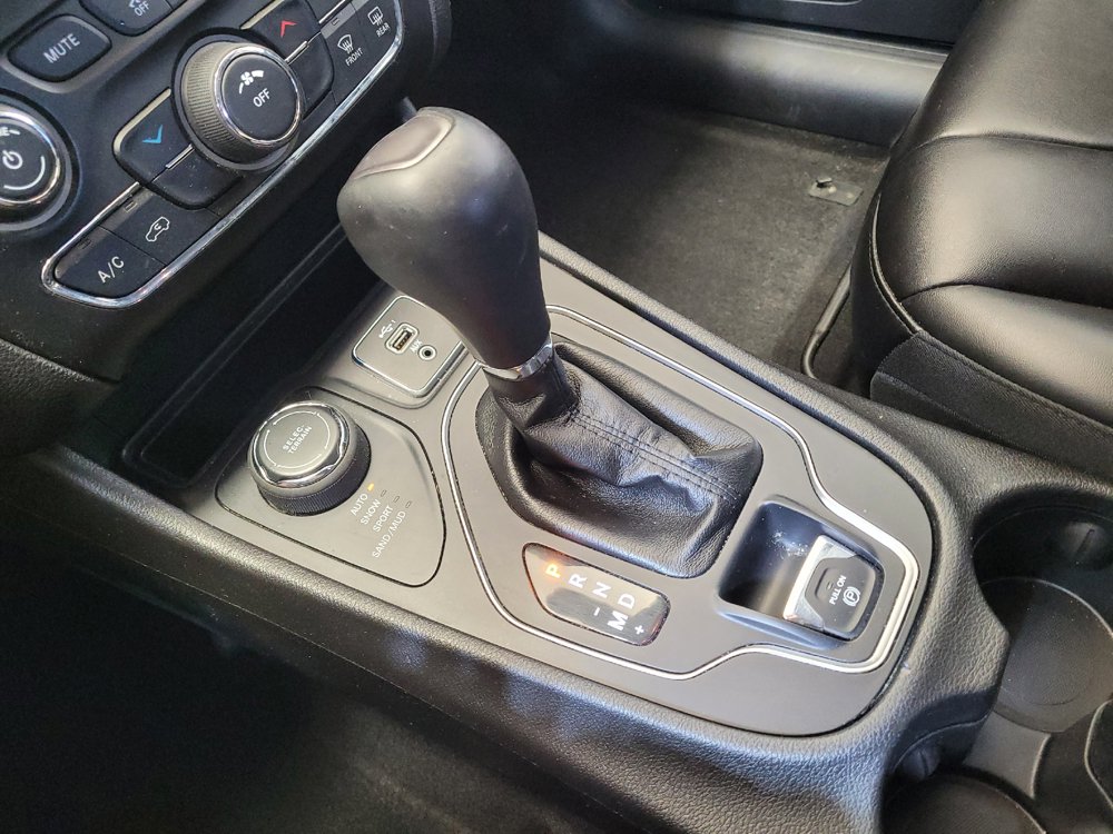 Used 2019 Jeep Cherokee Latitude Plus w/ Cold Weather Group AWD/4WD image 26