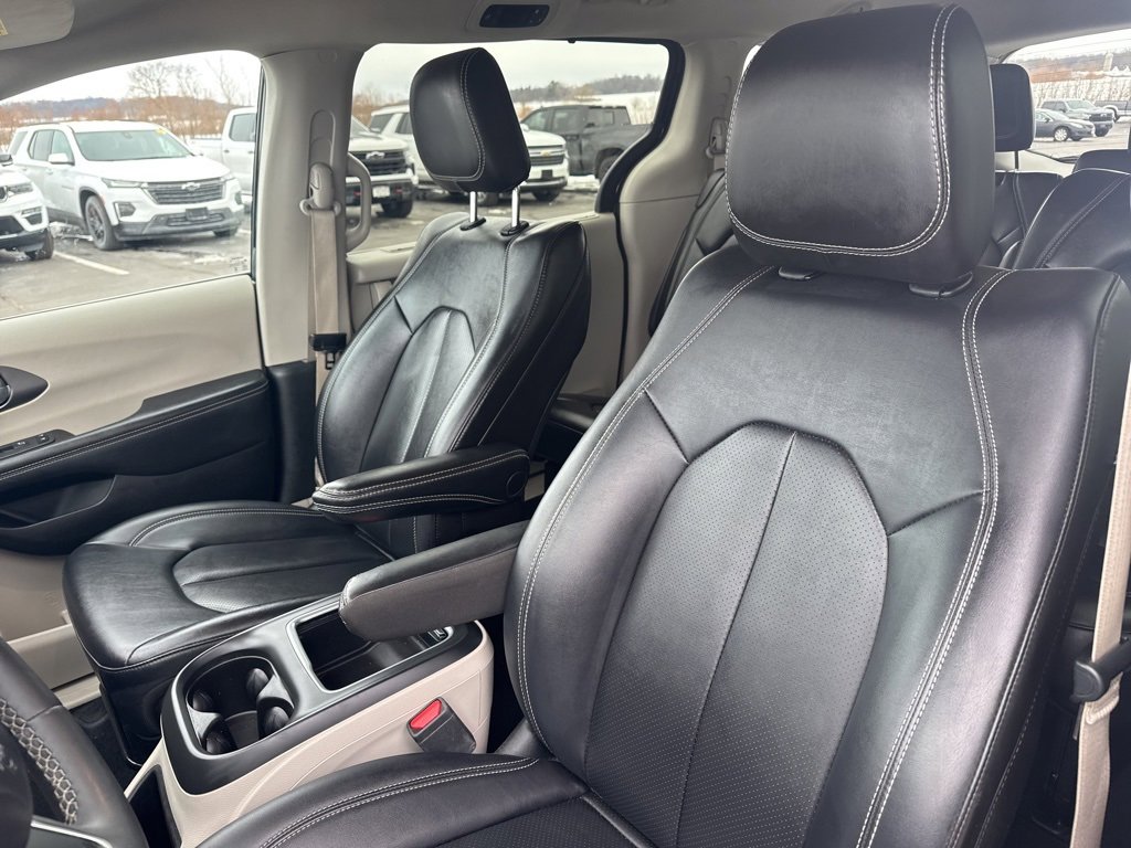 Used 2024 Chrysler Pacifica Touring-L image 11