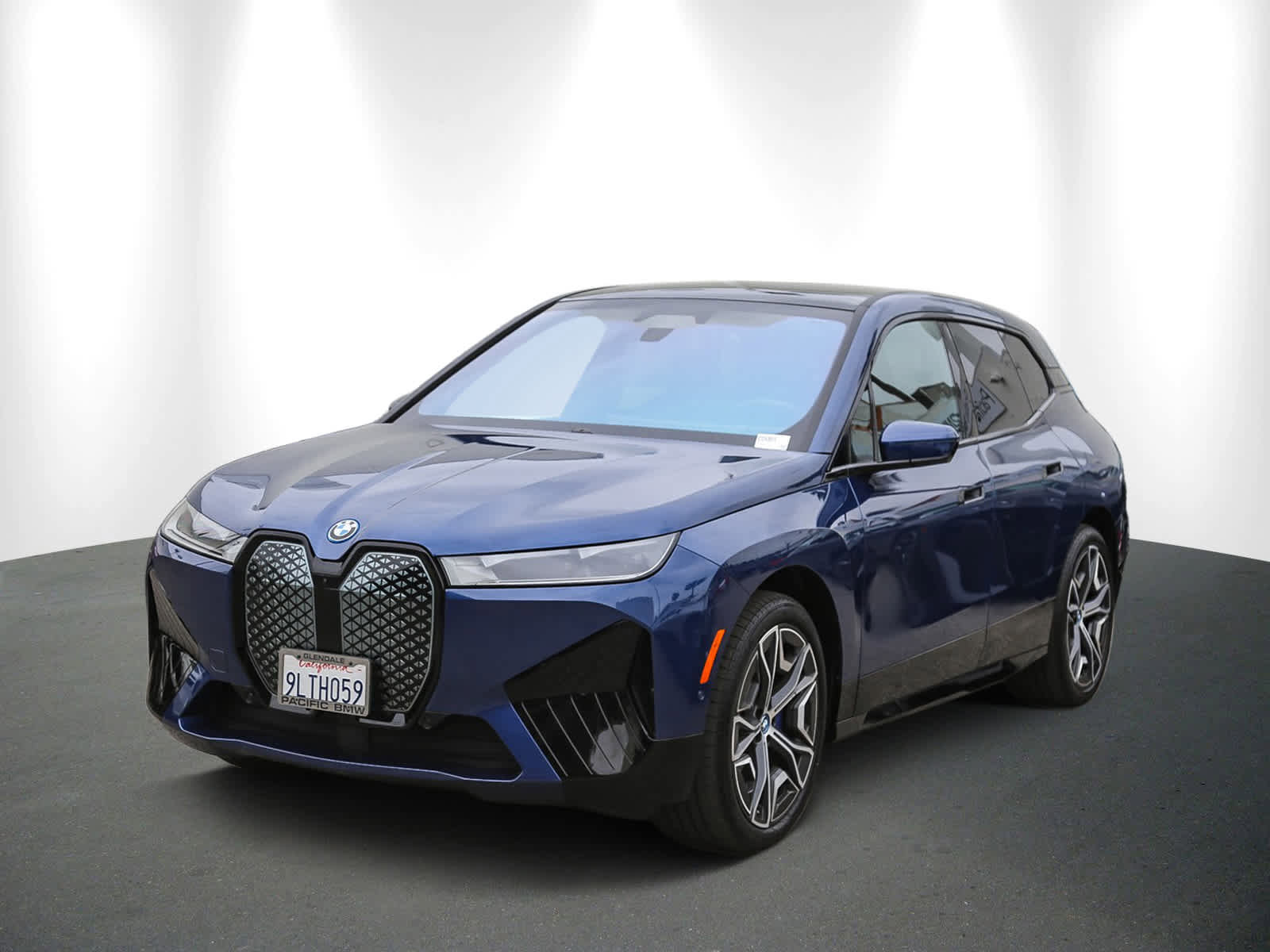 Used 2025 BMW iX xDrive50 w/ Premium Package image 3